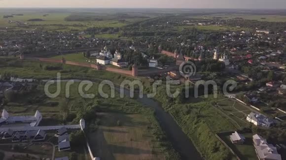俄罗斯弗拉迪米尔州苏兹达尔圣尤蒂米乌斯救世主修道院的空中景观视频的预览图