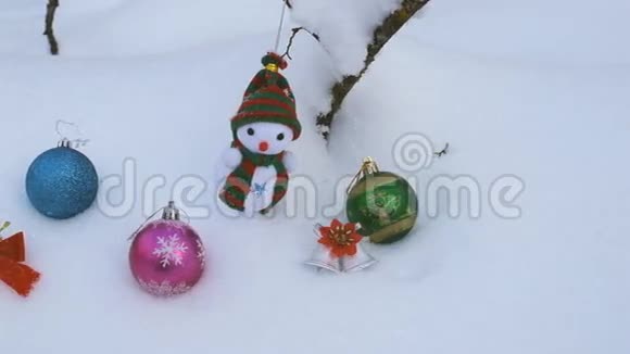 圣诞装饰躺在雪地上视频的预览图