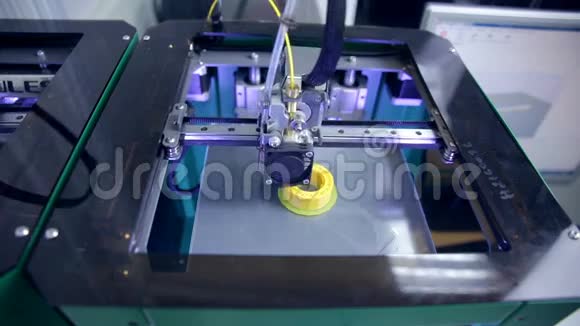 3D塑料打印机3D打印现代实验室工作期间的三维打印机视频的预览图