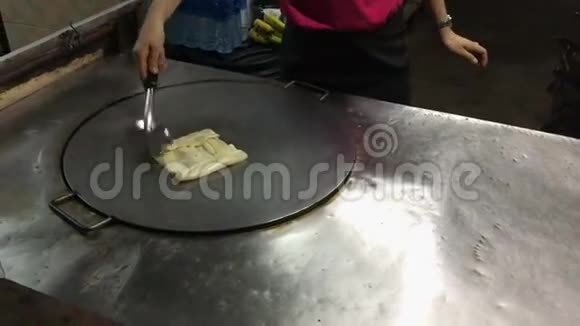 亚洲的街头食品煎饼烹饪视频的预览图