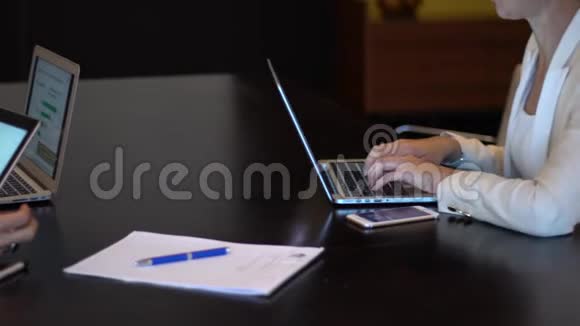 一个在办公室用笔记本电脑的商人视频的预览图