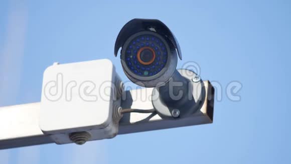 安全摄像头和城市视频监控防止小偷在户外被盗蓝天视频的预览图