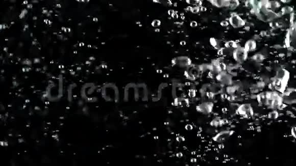 黑色背景下在水中漂浮气泡的慢动作视频视频的预览图