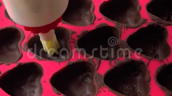 关闭4K视频制作心形巧克力红色硅胶形式视频的预览图
