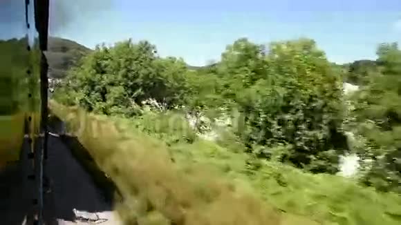 火车穿过风景视频的预览图