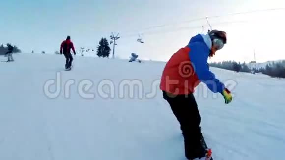 两个滑雪者爬起来玩花样视频的预览图