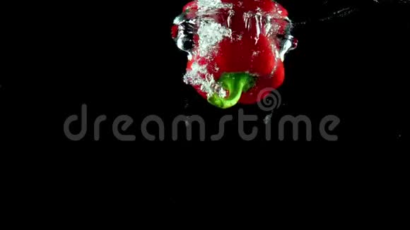红铃椒落水超慢动作黑色背景视频的预览图