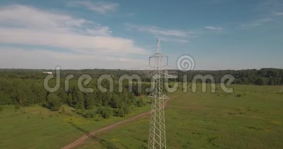 俯视图空中电源线电动高压支架用电线传输电力4K视频的预览图