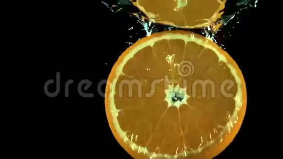 橙色薄片在黑暗背景下在水中的宏观超慢运动视频的预览图
