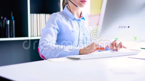 在呼叫中心工作的微笑女性特写镜头视频的预览图
