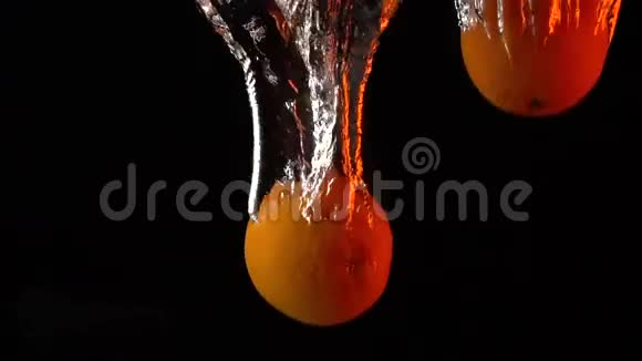 两个橙色落水超慢动作视频橙色背光视频的预览图