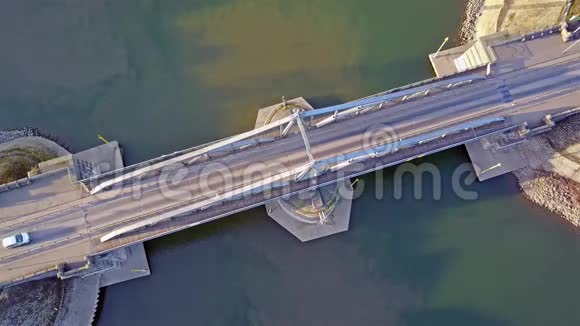 德国克莱菲尔德2017年2月15日历史悠久的拉桥连接林恩与德国克莱菲尔德的莱茵海港视频的预览图