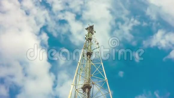白天多云的天空中有GSM基站循环视频视频的预览图