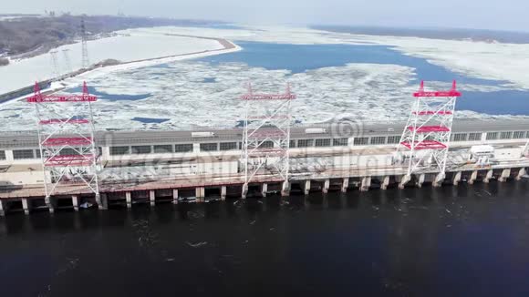 水力发电厂在河上空中拍摄视频的预览图