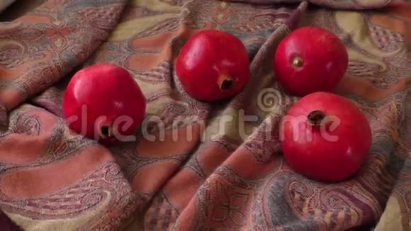 四个红色漂亮的石榴视频的预览图