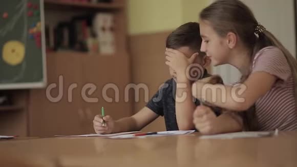 教育小学学习和人的概念一群带笔和笔记本的学生在视频的预览图