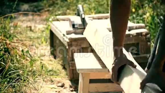 木匠用电木刨板刨梁视频的预览图