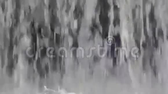 瀑布般的水落下溅起视频的预览图