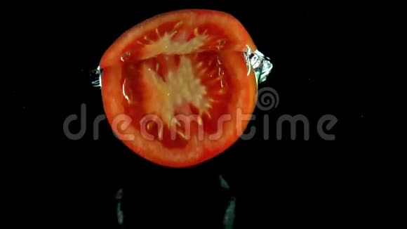 红番茄片落水超慢动作镜头黑色背景视频的预览图