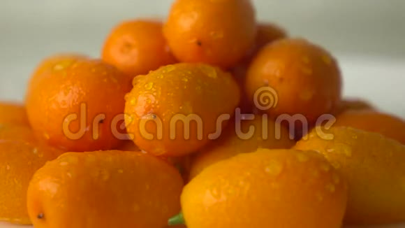 小水滴击中了一堆橙色的金橘超级慢动作视频视频的预览图