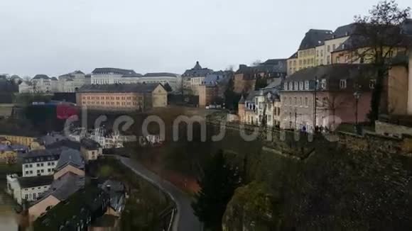 卢森堡市卢森堡2016年冬季阿尔泽特河上的格伦德区可以看到NeumAnster修道院视频的预览图