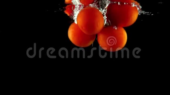 一串红色成熟的西红柿落在水下超级慢动作视频视频的预览图
