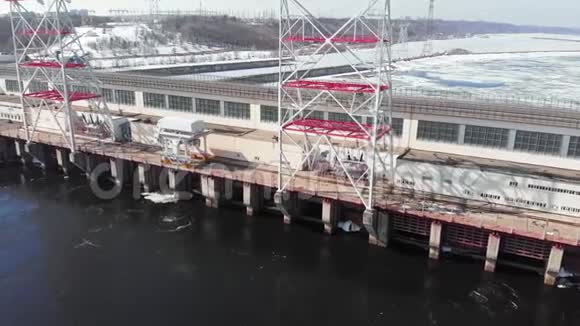 水力发电厂在河上空中拍摄视频的预览图