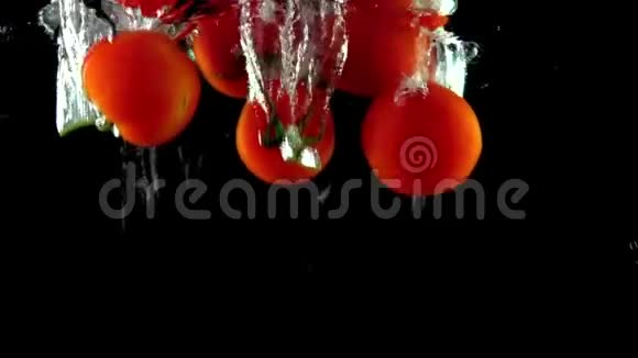 许多成熟的红番茄绿叶落在水里超级慢镜头视频的预览图