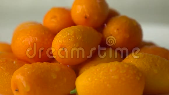 超级慢镜头小水滴撞击成堆的橘子金橘视频的预览图