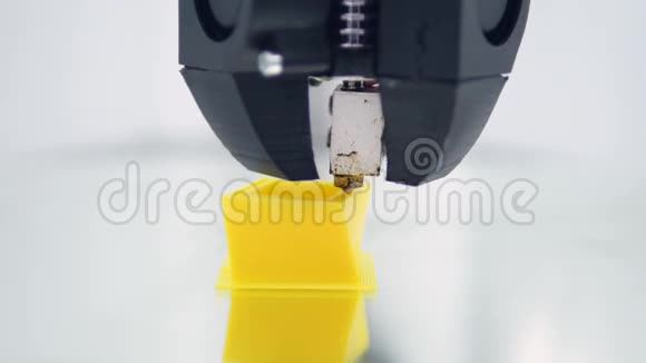 特写镜头3D打印三维打印机在实验室工作3D打印机工作视频的预览图