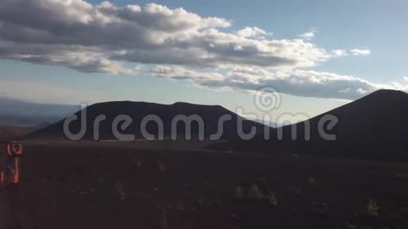 托尔巴契克火山斜坡上古老的熔岩场上公路上的阳光照在镜头里视频的预览图