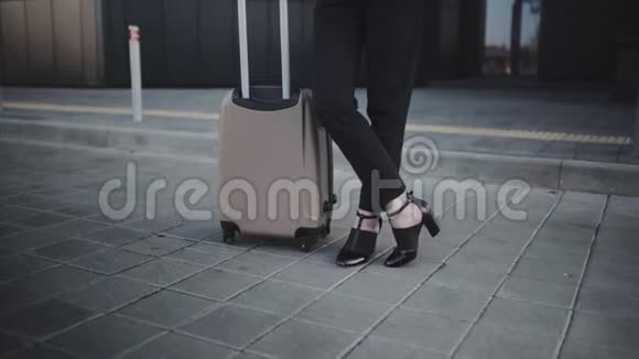 女士带着行李在机场打电话视频的预览图
