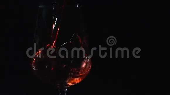 玫瑰甜酒倒入杯中超级慢动作240英尺黑色视频的预览图