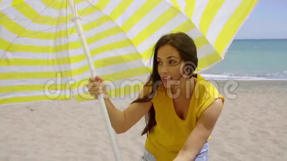 快乐的年轻女子撑着太阳伞视频的预览图