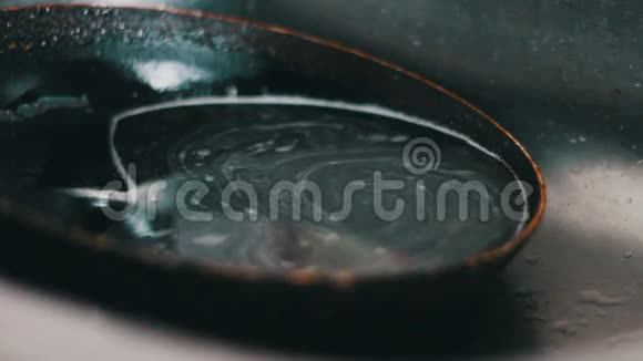 脏锅躺在厨房的水槽里视频的预览图