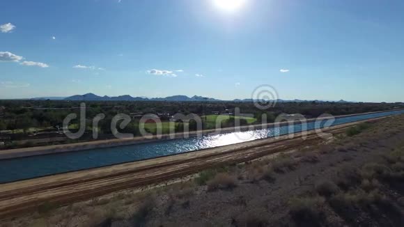 飞越亚利桑那州斯科茨代尔运河视频的预览图