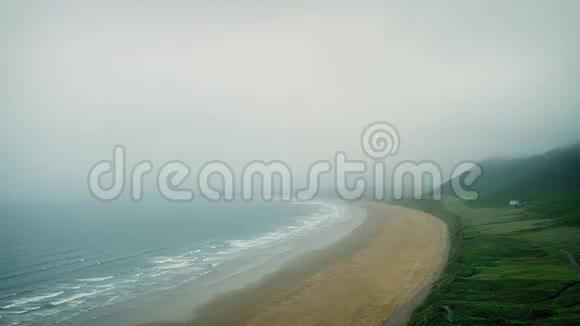 薄雾日的海岸景观视频的预览图
