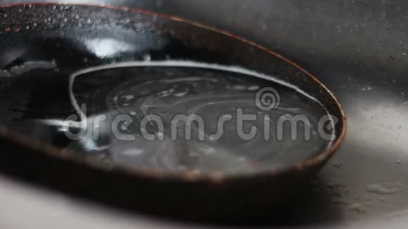 脏锅躺在厨房的水槽里视频的预览图
