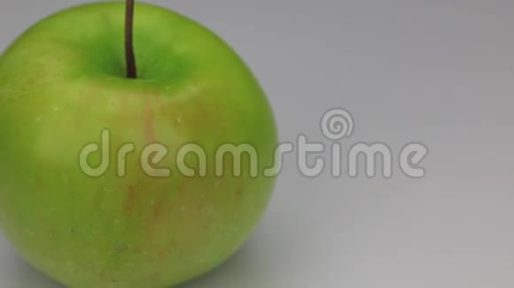 绿色苹果的特写旋转白色背景视频的预览图