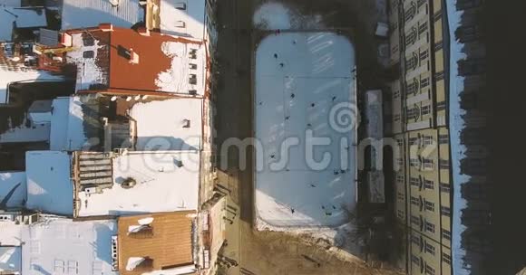日落时分在神奇的冬季小镇滑雪视频的预览图
