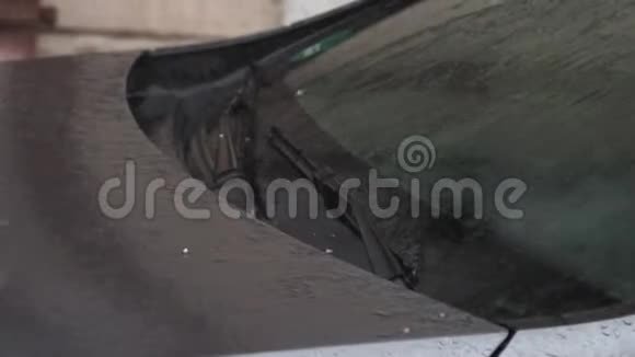 冰雹落在车上小冰雹恶劣的天气条件视频的预览图