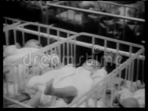 医院婴儿床中的婴儿视频的预览图