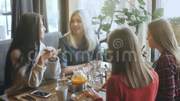 公司的朋友在咖啡馆聊天玩得开心视频的预览图