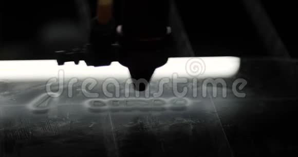 激光数控机床透明亚克力板雕刻设计图案视频的预览图