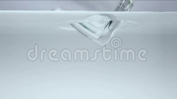 透明的清水杯视频的预览图