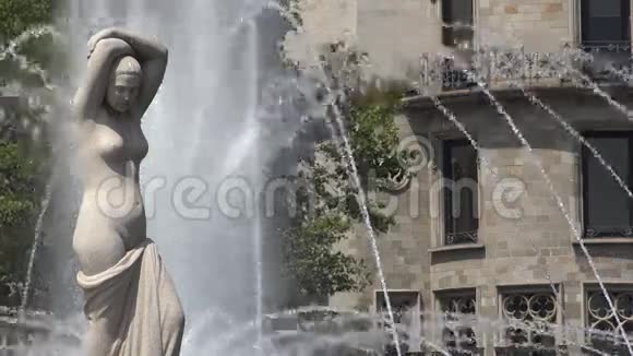 女雕像和喷泉视频的预览图