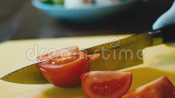 切刀多汁的红西红柿视频的预览图
