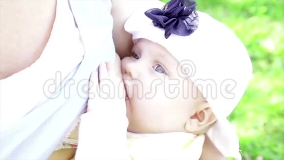 穿着滑稽帽子在户外吃妈妈乳房的小女孩视频的预览图