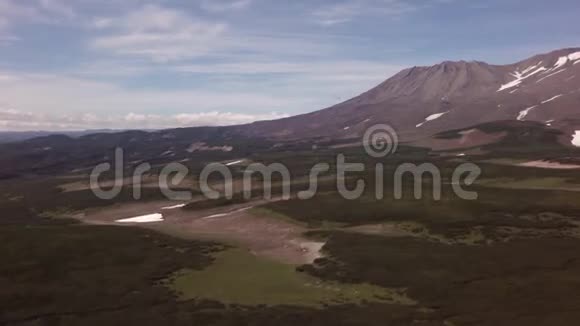 Mutnovsky是一座位于南部的复杂火山从直升机库存录像中查看视频的预览图