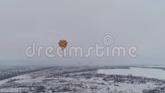 冬天热气球视频的预览图